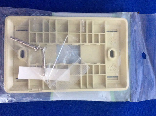 Ortronics OR-40300549-13 TracJack 1 Hole, Faceplate Ivory
